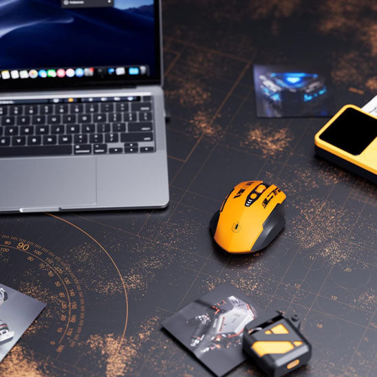 Souris sans fil jaune ergonomique avec boutons supplémentaires sur bureau brun, près d’un ordinateur portable et d’un.