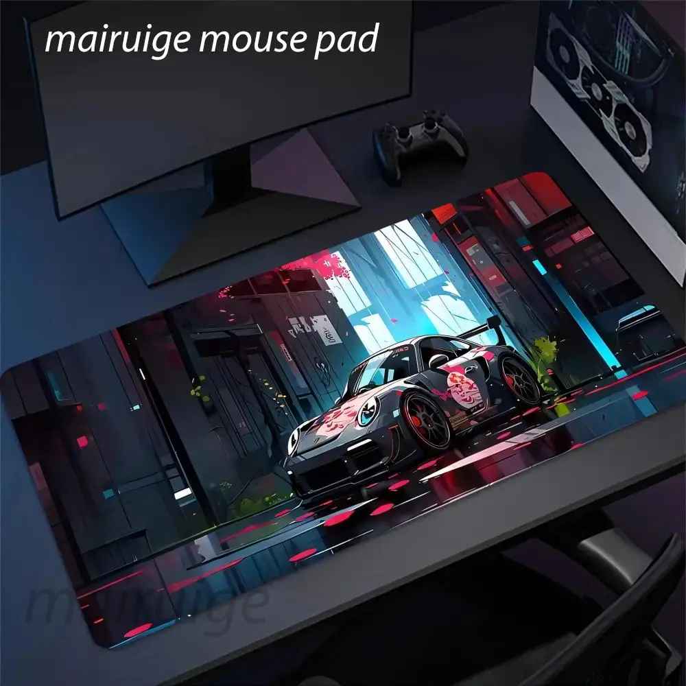 Tapis de souris élargi noir avec motif voiture de course sportive grise en environnement urbain nocturne lumineux.  Clic ton jeu.