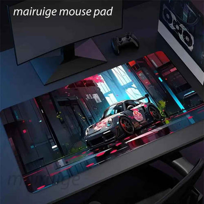 Tapis de souris élargi noir avec motif voiture de course sportive grise en environnement urbain nocturne lumineux.  Clic ton jeu.