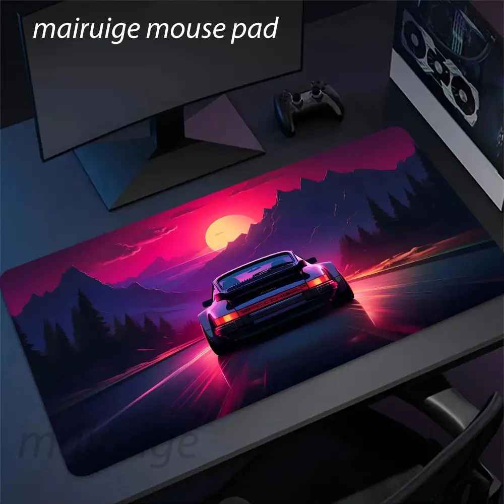 Sous-main bureau grand format illustré d'une voiture de sport noire sur route au coucher de soleil rouge et violet.  Clic ton jeu.