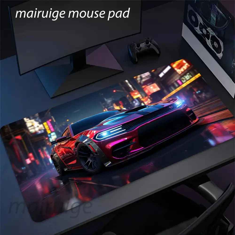 Tapis de souris grand format avec illustration d’une voiture de sport rouge brillante en ville la nuit, lumières vives.  Clic ton jeu.
