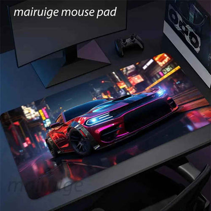Tapis de souris grand format avec illustration d’une voiture de sport rouge brillante en ville la nuit, lumières vives.  Clic ton jeu.