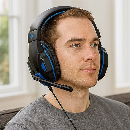 Casque audio filaire noir et bleu avec micro intégré, porté sur un homme, design angulaire moderne.