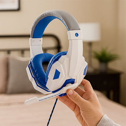 Casque audio filaire blanc et bleu avec micro ajustable, oreillettes rembourrées et arceau souple bleu intérieur.