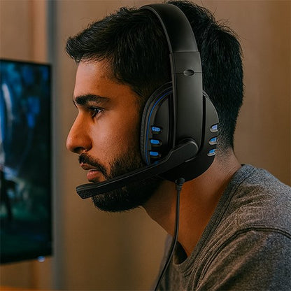 Profil d'un homme portant un casque gaming noir et bleu avec microphone ajustable et coussinets rembourrés.