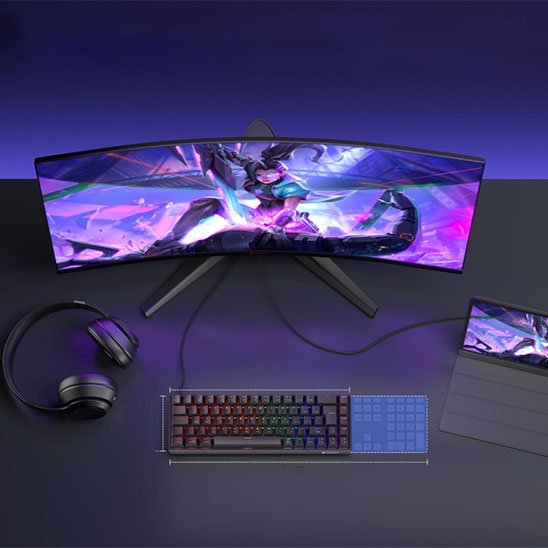 Clavier gaming ergonomique RGB avec repose-poignets bleu et noir, écran incurvé triple affichage avec fond violet et noir,.