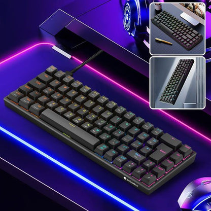 Clavier mécanique compact noir avec rétroéclairage RGB multicolore sur bureau sombre, câble USB connecté, souris grise à.