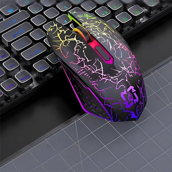 Souris sans fil noire avec motifs lumineux multicolores en zigzag, éclairage RGB, posée sur bureau devant clavier noir.