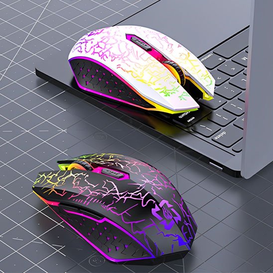 Souris sans fil blanche avec motifs colorés lumineux, bouton central rouge, repose-paume texturé, posée sur un clavier, à.