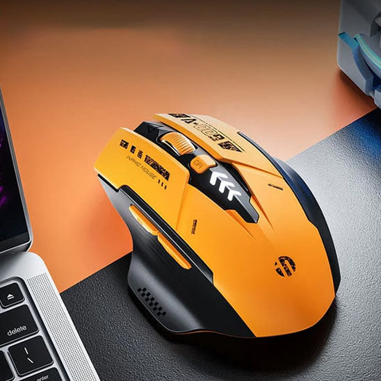 Souris sans fil ergonomique jaune et noire avec boutons latéraux et molette centrale, posée sur un bureau orange près d'un.